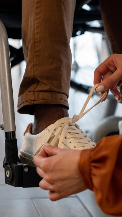 mantelzorger helpt zoon met verlamming in rolstoel