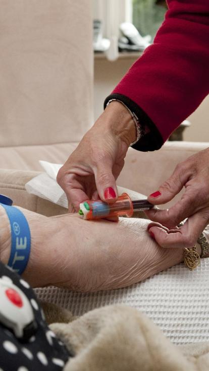 Mantelzorger geeft prik