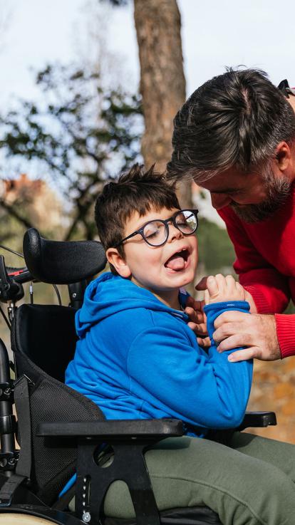 mantelzorger helpt kind met verstandelijke beperking