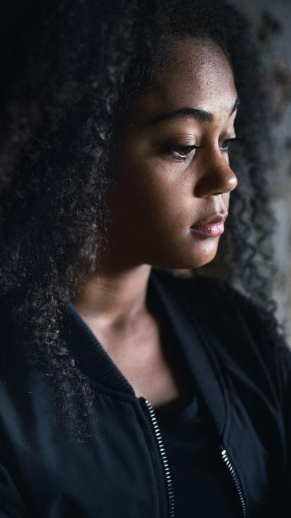  6_tienermeisje buiten_kindermishandeling