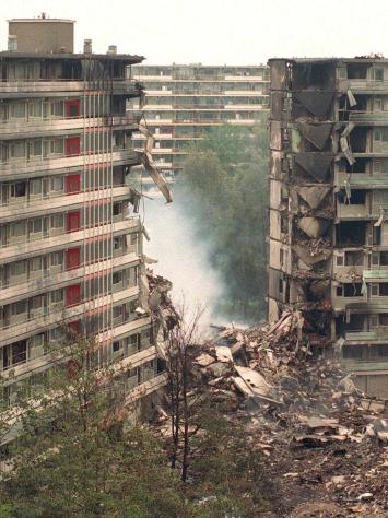 de verwoesting van gebouwen in de Bijlmer nadat een vliegtuig neer is gestort