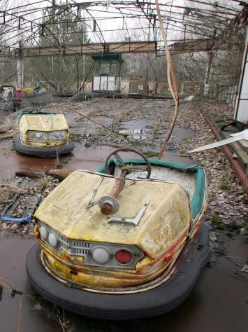Een verlaten kermis in de buurt van Tsjernobyl, met botsautootjes die door de natuur in slechte staat zijn