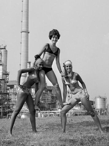 vrouwen poseren in bikini voor fabriek