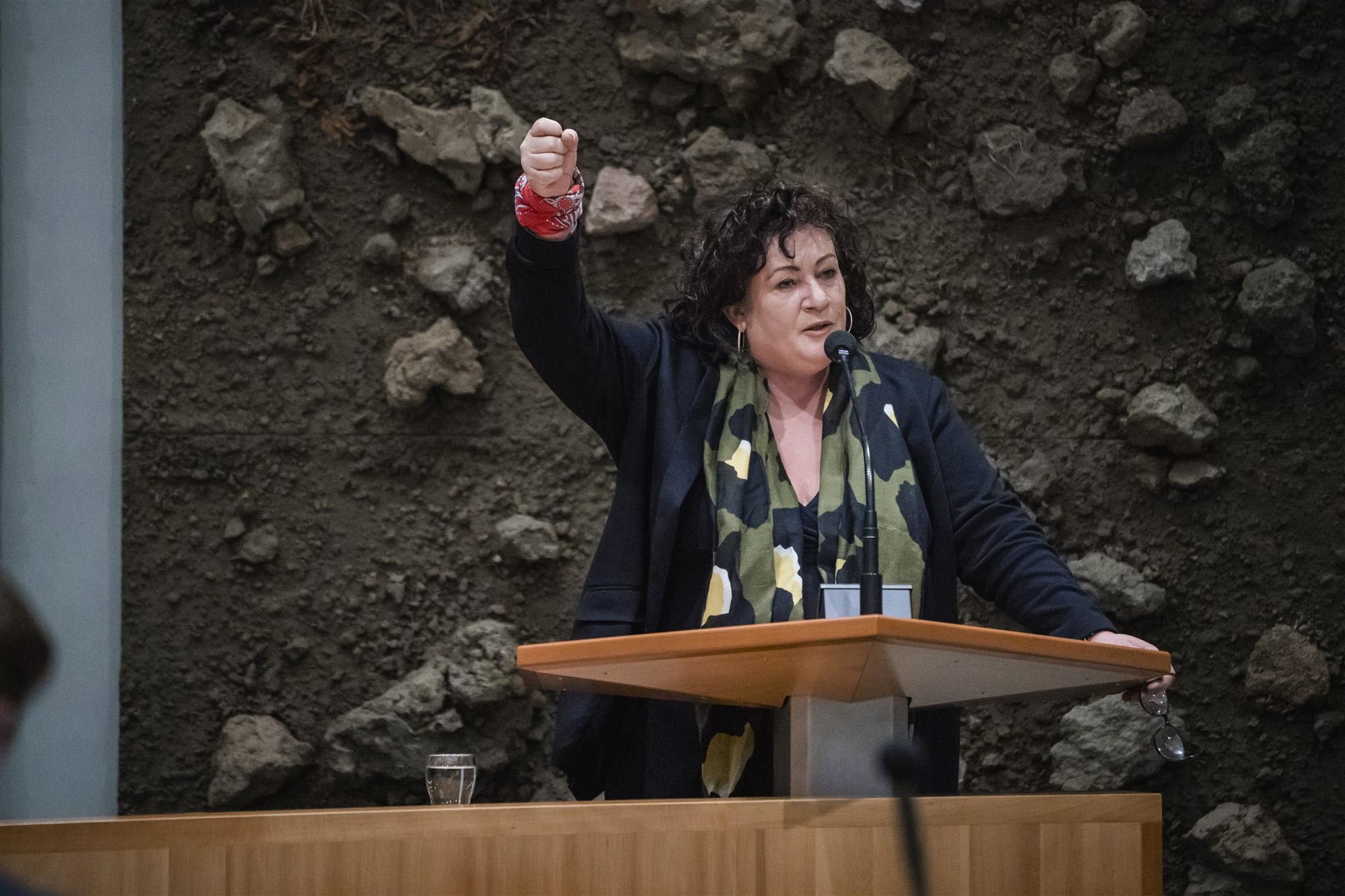 Caroline van der Plas met boerenzakdoek om