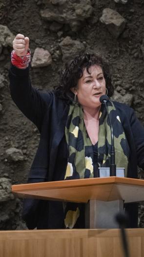 Caroline van der Plas met boerenzakdoek om