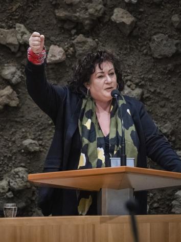 Caroline van der Plas met boerenzakdoek om