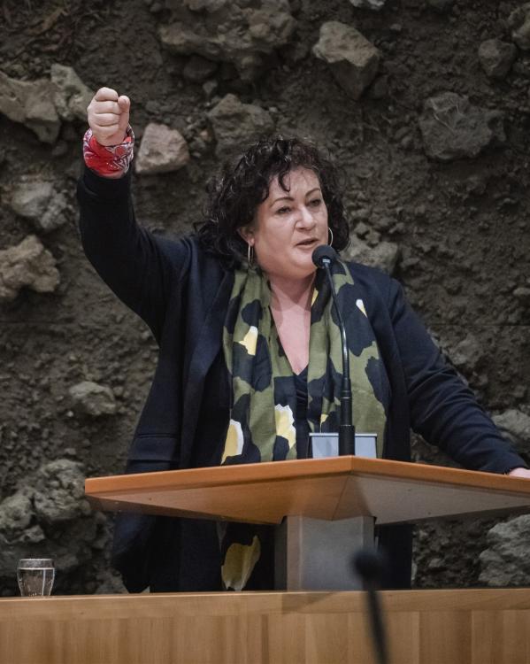 Caroline van der Plas met boerenzakdoek om