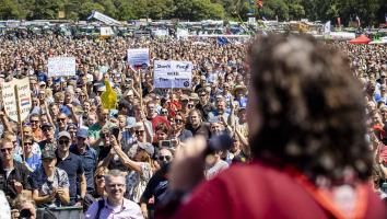 Van der Plas spreekt boeren toe bij de boerenprotesten
