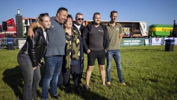 Van der Plas op de foto met demonstranten
