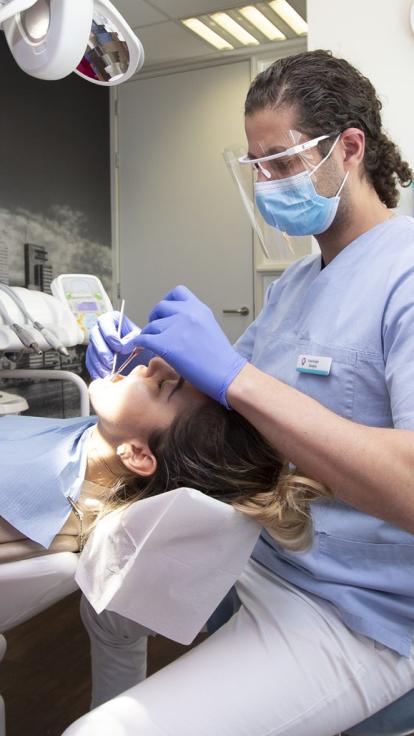 iemand wordt geholpen bij de tandarts