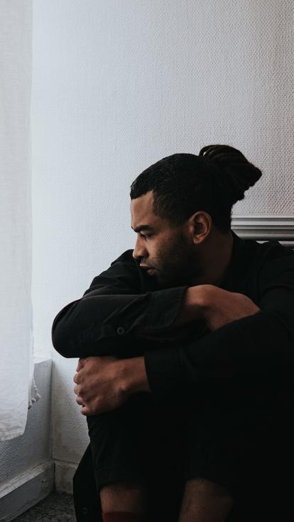 iemand kijkt depressief omdat het geld op is