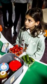 kind haalt gratis gezonde lunch op 