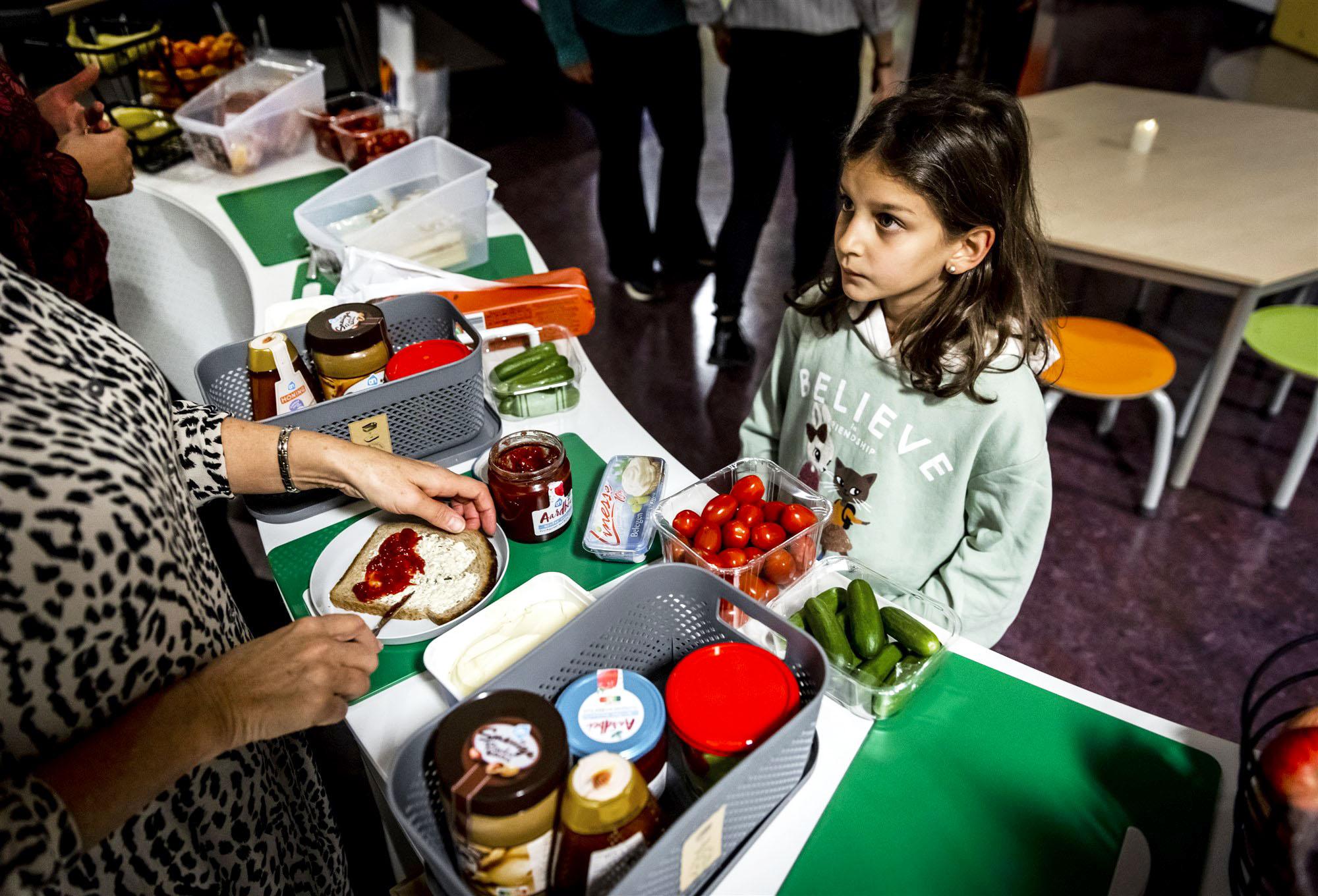kind haalt gratis gezonde lunch op 