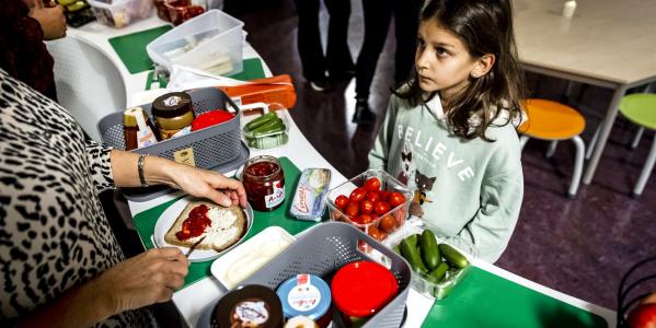 kind haalt gratis gezonde lunch op
