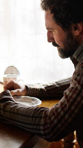 een gezin aan het lunchen