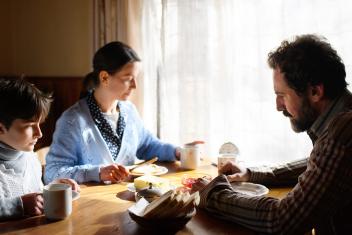 een gezin aan het lunchen