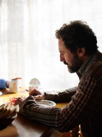 een gezin aan het lunchen