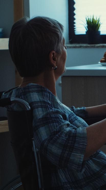 vrouw rolstoel ouderenmishandeling