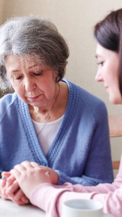 hand vast houden ouderenmishandeling