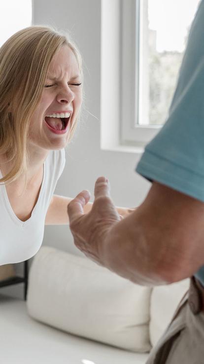 schreeuwen naar oud persoon