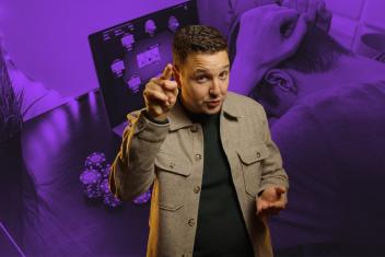Presentator Ajouad wijst naar de camera