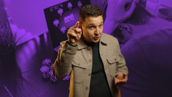 Presentator Ajouad wijst naar de camera
