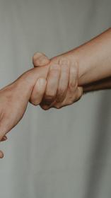 arm wordt vastgepakt, iemand die te maken krijgt met mishandeling