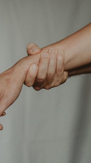 arm wordt vastgepakt, iemand die te maken krijgt met mishandeling