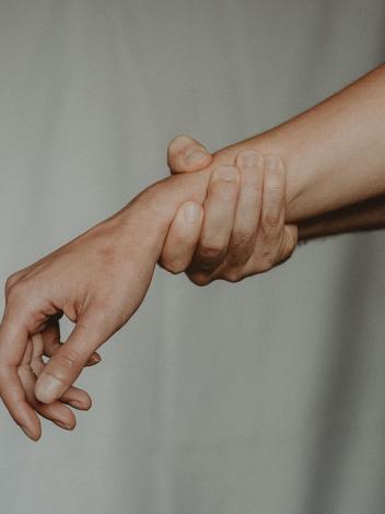 arm wordt vastgepakt, iemand die te maken krijgt met mishandeling