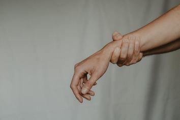 arm wordt vastgepakt, iemand die te maken krijgt met mishandeling