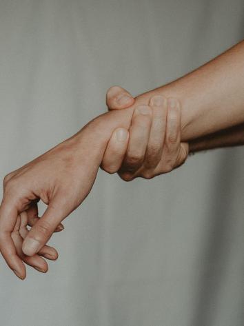 arm wordt vastgepakt, iemand die te maken krijgt met mishandeling