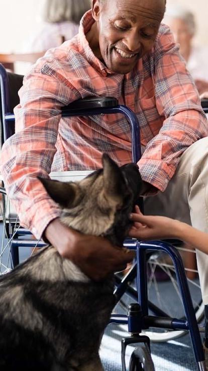 een man met zijn hond