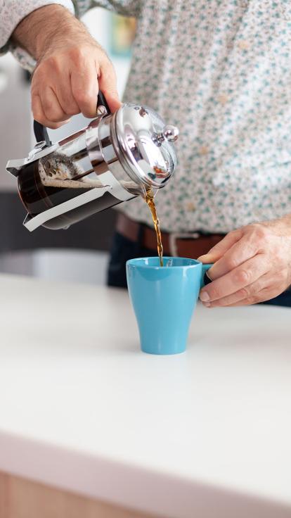 koffieschenken in het buurthuis