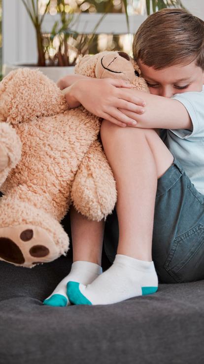 een kind knuffelt z'n teddybeer