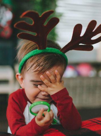 Een dreumes in kerstkleding.