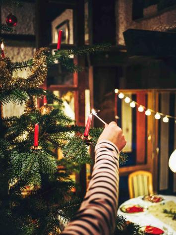 Kaarsen in een kerstboom. 