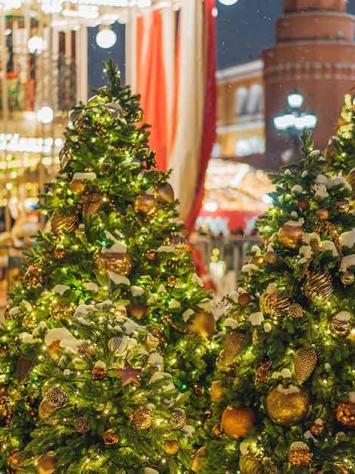 Kunstkerstbomen in winkelcentrum. 