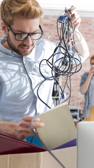 man met doosje kabels