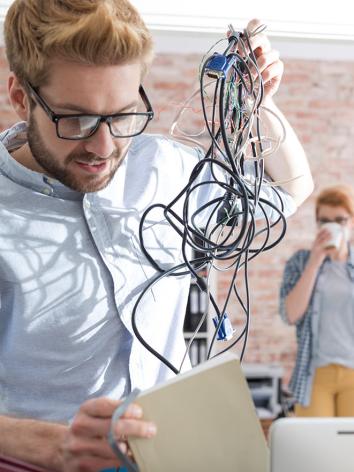 man met doosje kabels