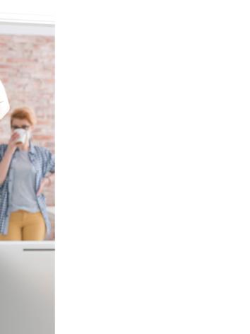 man met doosje kabels