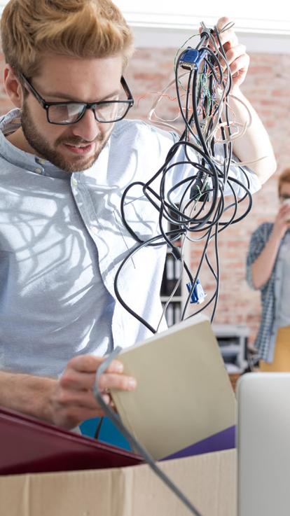 man met doosje kabels
