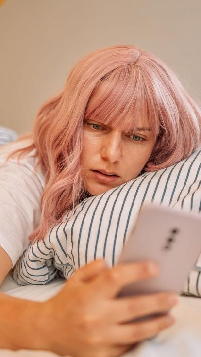 kijkt op telefoon waar haar alarm af is gegaan