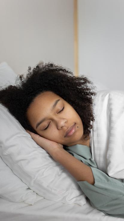 slaapt lekker in bed