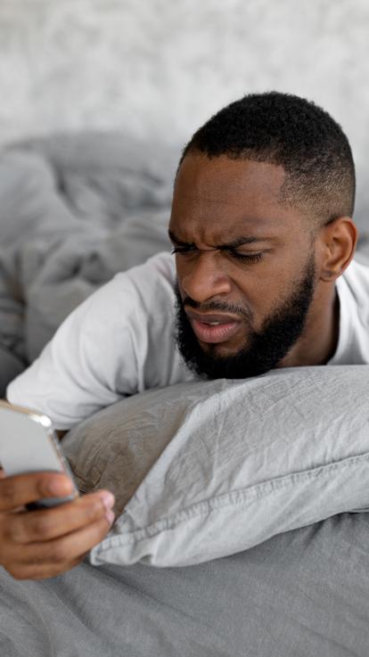 iemand wordt verward wakker de wekker op zijn telefoon