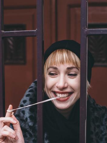 een vrouw rekt een stuk kauwgom uit haar mond uit