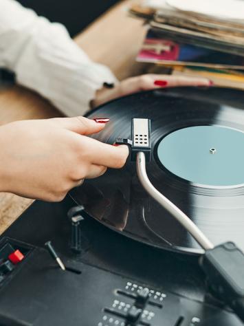 iemand verstelt de platenspeler