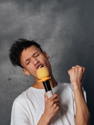 iemand zingt gepassioneerd in een neppe microfoon