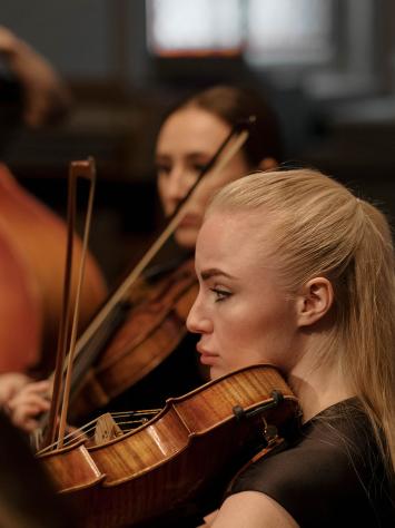 iemand bespeelt een viool