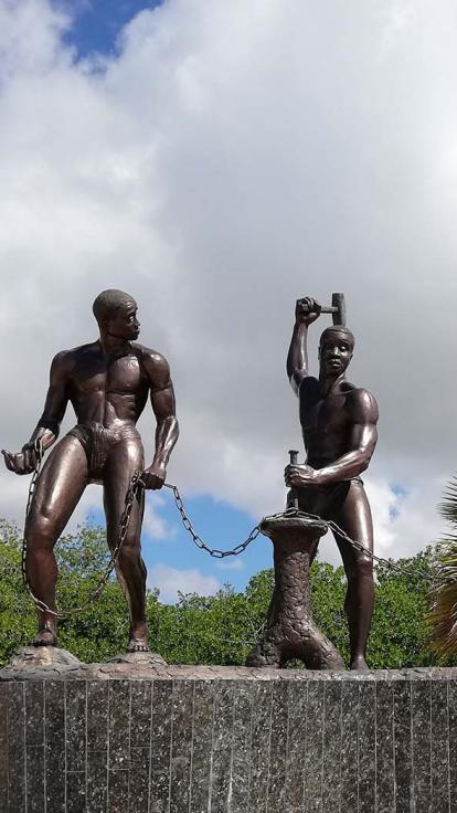 Standbeeld van Tula en andere tot slaaf gemaakte mensen in Curaçao 
