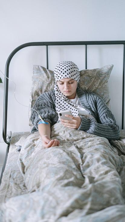 een vrouw krijgt chemotherapie